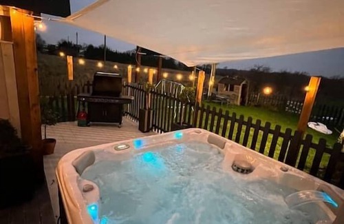 Pershore Cottage | Stunning 5 Bed Victorian home (optional hot tub)