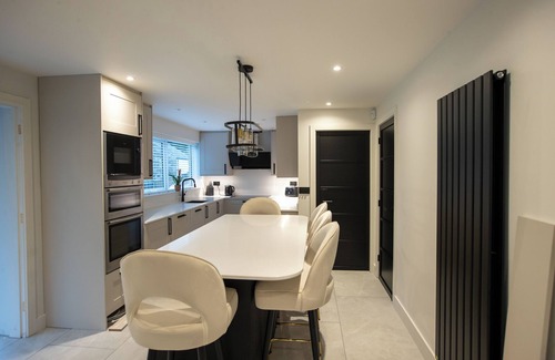 Rochdale House | Stunning 5-Bedroom Retreat with Bar, Hot Tub, and Expansive Garden