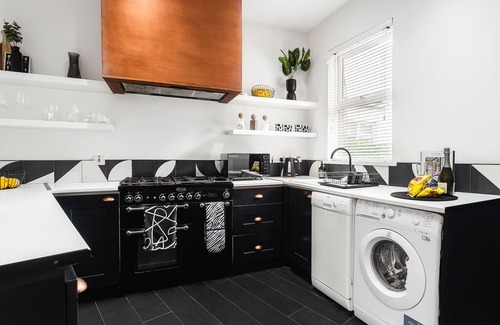 Lisburn House | STUNNING 5 BEDROOM TOWNHOUSE 5 MINS TO CITY CENTRE