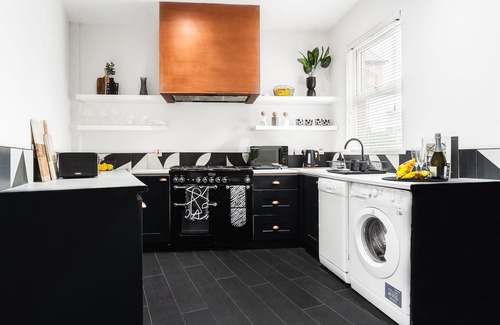 Lisburn House | STUNNING 5 BEDROOM TOWNHOUSE 5 MINS TO CITY CENTRE