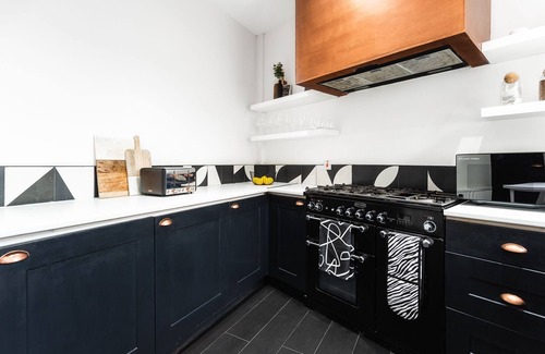 Lisburn House | STUNNING 5 BEDROOM TOWNHOUSE 5 MINS TO CITY CENTRE