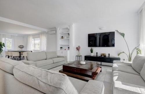 Marbella Villa | Stunning 5 Bedroom Villa in Puerto Banus with Pool