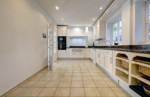 Marbella Villa | Stunning 5 Bedroom Villa in Puerto Banus with Pool