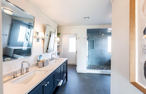 Katama House | Stunning 5 BR Contemporary Beach Home. Heated Pool & tennis/pickle ball court.