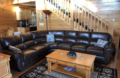 Black Bear Falls Cabin | STUNNING 5-STAR CABIN- BACK TO SCHOOL SPECIAL- 100 OFF Per Night 9/01/25-9/20/25