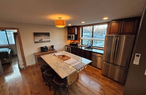 Minnetonka House | *STUNNING!* 5 Star! Modern cottage/cabin getaway Lake Minnetonka/Wayzata