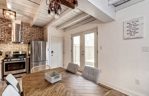 Powelton Village House | Stunning 5BDR-5BTH Duplex w/Outdoor Space Sleeps16