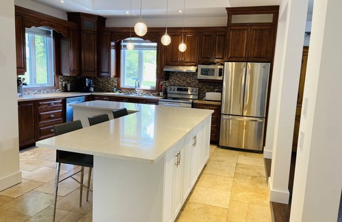 Sutton House | Stunning 5bdroom cottage with lake!