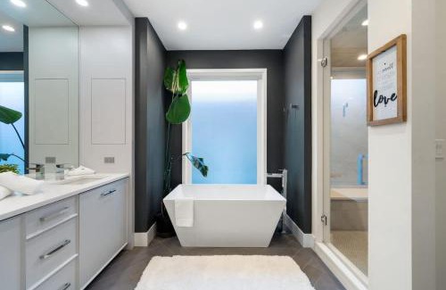 Wicker Park House | Stunning 5BR Home in Heart of Chicago with 2 Rooftops