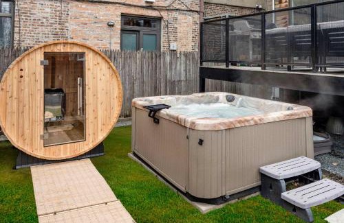 Wicker Park House | Stunning 5BR Home in Heart of Chicago with 2 Rooftops