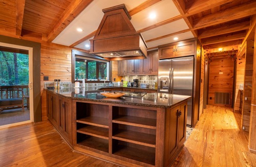 Cleveland Cabin | Stunning 5BR Lodge - Hot Tub & Table Rock Views