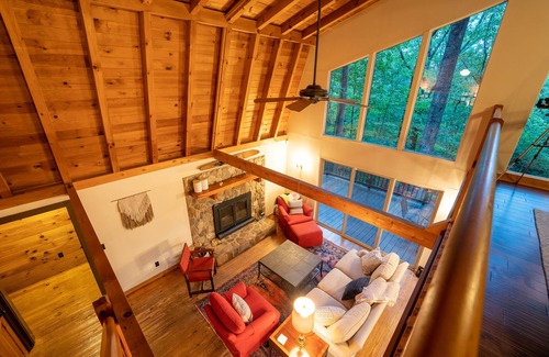 Cleveland Cabin | Stunning 5BR Lodge - Hot Tub & Table Rock Views