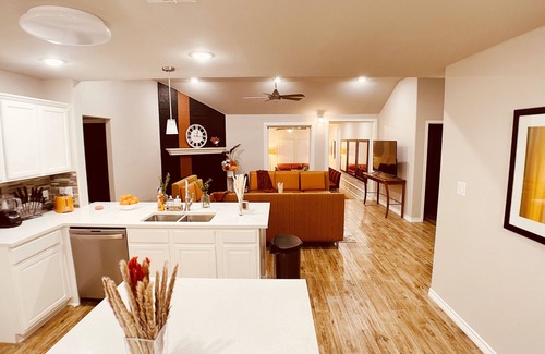 Round Rock House | Stunning 5BR Sleeps 14 Round Rock for Large Team Events