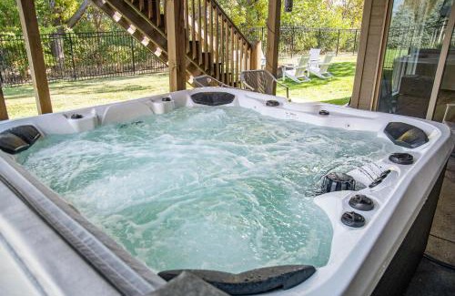 Jefferson House | Stunning 5BR Villa Large Hot Tub & Scenic Yard