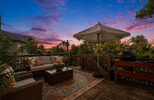 Jefferson House | Stunning 5BR Villa Large Hot Tub & Scenic Yard