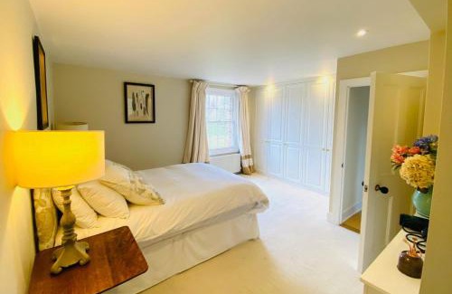 Abbess Roding House | Stunning 6-bed country house with heated pool