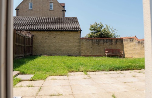 Bletchley House | Stunning 6-Bed House in Milton Keynes