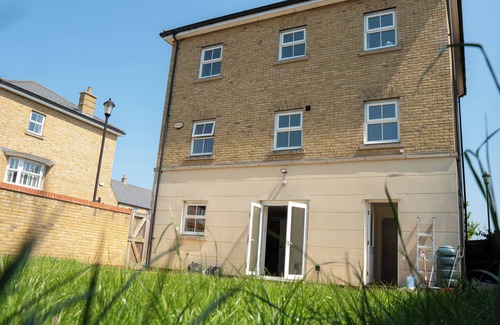 Bletchley House | Stunning 6-Bed House in Milton Keynes