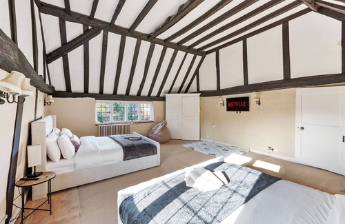West Horsley House | Stunning 6 Bedroom Countryside Mansion with Swimming Pool and Tennis Court