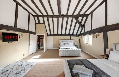 West Horsley House | Stunning 6 Bedroom Countryside Mansion with Swimming Pool and Tennis Court