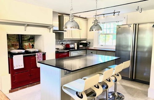 Hellingly House | Stunning 6 Bedroom Farmhouse in Hellingly