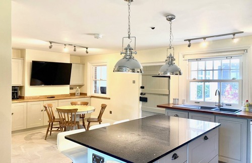 Hellingly House | Stunning 6 Bedroom Farmhouse in Hellingly