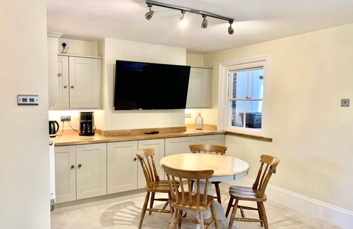 Hellingly House | Stunning 6 Bedroom Farmhouse in Hellingly