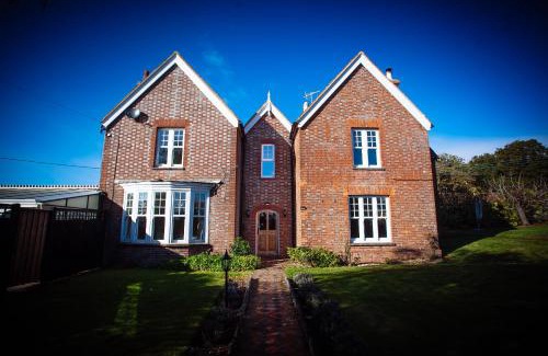 Hailsham House | Stunning 6 bedroom Farmhouse in Hellingly