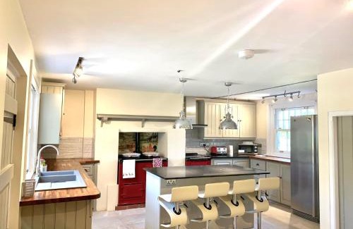 Hailsham House | Stunning 6 bedroom Farmhouse in Hellingly