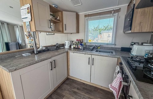 Felixstowe House | Stunning 6 berth caravan at Suffolk Sands Holiday Park ref 45031G