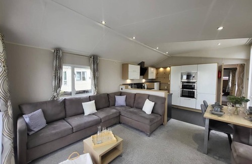 Clacton-on-Sea House | Stunning 6 berth caravan with decking at Valley Farm Holiday Park ref 46682B