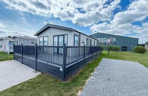 Hopton Cabin | Stunning 6 Berth Lodge With Wi-Fi At Broadland Sands In Suffolk Ref 20136Bs