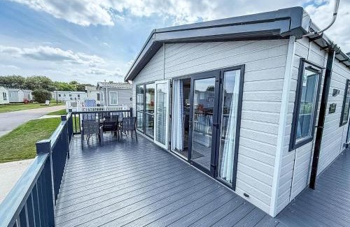 Hopton Cabin | Stunning 6 Berth Lodge With Wi-Fi At Broadland Sands In Suffolk Ref 20136Bs