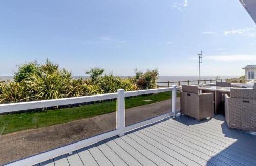 Pakefield Cabin | Stunning 6 Berth Lodge With Full Sea Views In Suffolk Ref 68007Cr