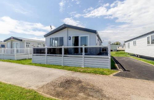 Pakefield Cabin | Stunning 6 Berth Lodge With Full Sea Views In Suffolk Ref 68007Cr