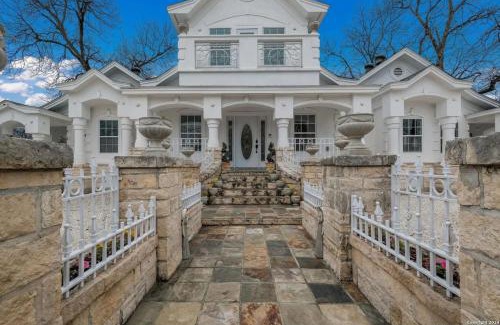 Southside House | Stunning 6BR Victorian Sleeps 25