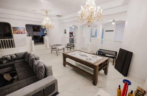 Southside House | Stunning 6BR Victorian Sleeps 25