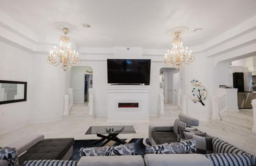 Southside House | Stunning 6BR Victorian Sleeps 25