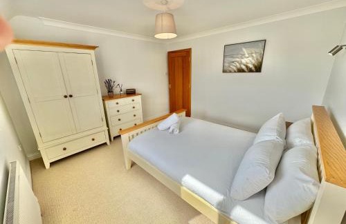 New Forest District House | Stunning 7 Bedroom Escape Near New Forest and Beach - Large Garden - Serene Setting - Sleeps 14