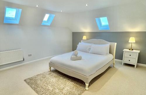 New Forest District House | Stunning 7 Bedroom Escape Near New Forest and Beach - Large Garden - Serene Setting - Sleeps 14