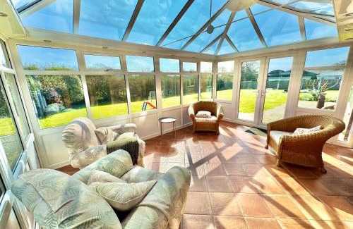 New Forest District House | Stunning 7 Bedroom Escape Near New Forest and Beach - Large Garden - Serene Setting - Sleeps 14