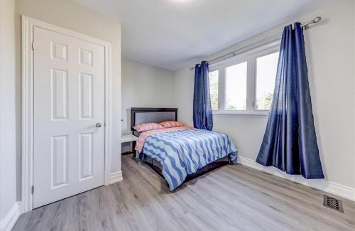 Dean Park House | Stunning 7 Br RougeView Home with 2 Kitchens, 5 Bathrooms, Amazing Backyard & 8-Car Parking