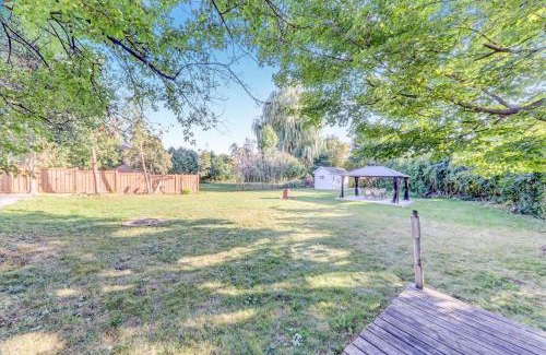 Dean Park House | Stunning 7 Br RougeView Home with 2 Kitchens, 5 Bathrooms, Amazing Backyard & 8-Car Parking