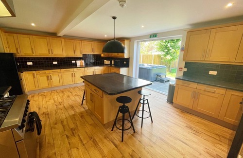Gorleston-on-Sea House | Stunning 8-Bed House with Sea & Beach Views