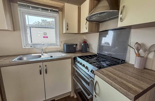 Winestead House | Stunning 8 berth caravan with decking and unlimited Wi-Fi, ref 71012P