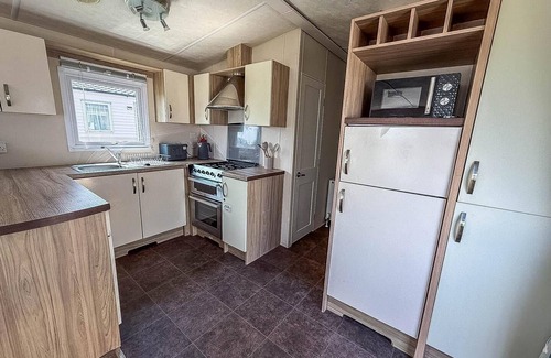 Winestead House | Stunning 8 berth caravan with decking and unlimited Wi-Fi, ref 71012P