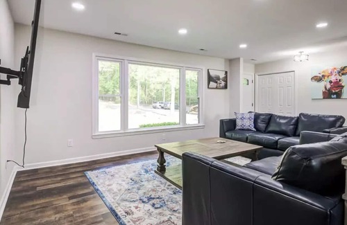 Caret House | Stunning 90-Acre Home with Pond
