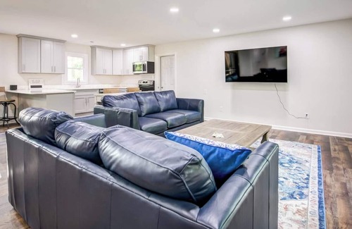 Caret House | Stunning 90-Acre Home with Pond