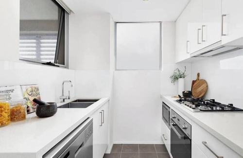 Roseville Apartment | Stunning and Freshly Apartment Room with 2 minutes to Chatswood Hub