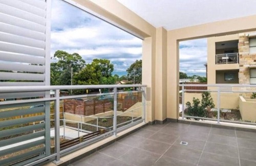 Roseville Apartment | Stunning and Freshly Apartment Room with 2 minutes to Chatswood Hub